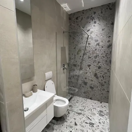 公寓 Kodra E Diellit 地拉那